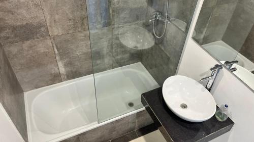 Martinez Apartment | Departamento Martinez San Isidro con AA y Wifi velocidad Ideal para quienes necesitan alojarse cerca de clínicas como Trinidad San Isidro Las Lomas o Fertilitis excelente acceso desde Panamericana y Thames espacio comodo tranquilo y totalmente equipado
