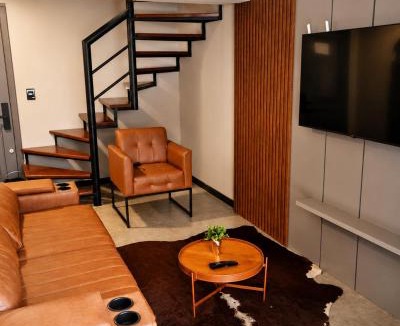 Centro Apartment | Duplex Moderno 2 Suites no Coração do Centro - Avenida Principal! Ar nas 02 Suítes! Comporta até 06 Pessoas