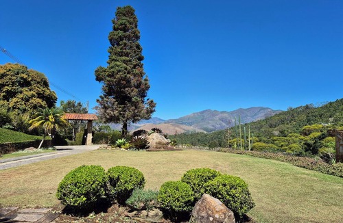 Araras Cottage | English-style country house with stunning views.