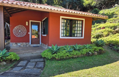 Araras Cottage | English-style country house with stunning views.