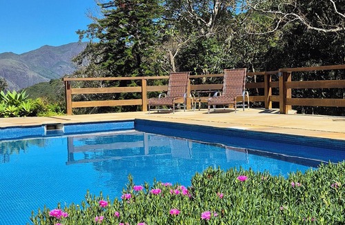 Araras Cottage | English-style country house with stunning views.
