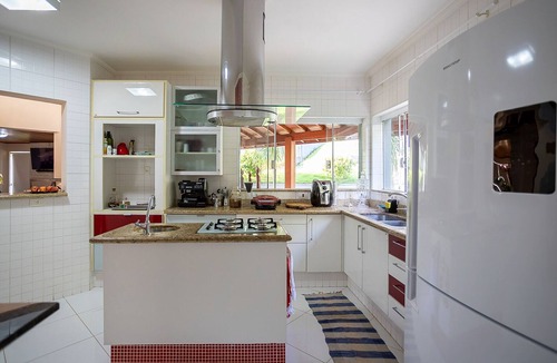 Tres Pontes House | Fireplace, swimming pool, 4 suites, private mini-golf, gated community with 24-hour security.