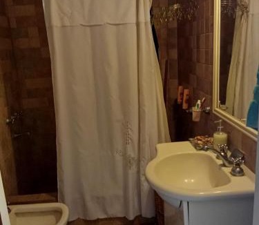 Las Colinas de Peralta Ramos House | Habitación con baño compartido Verde mundo
