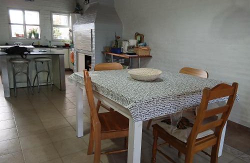 Trelew House | Habitación doble con baño privado en amplia casa a metros de una laguna natural y del Museo Paleontológico