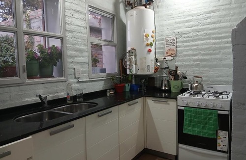 Trelew House | Habitación doble con baño compartido en una amplia y confortable casa