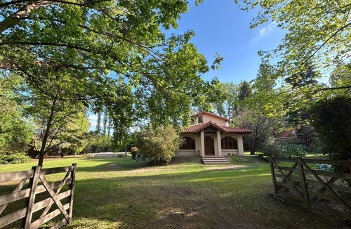 Chacras de Coria House | Hermosa casa Familiar, rodeada de un gran parque. Amplios ambientes, luminosa.