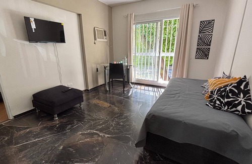 Mendoza City Center Apartment | HOLY BONARDA, una suite con opción de acceso a cocina completamente equipada