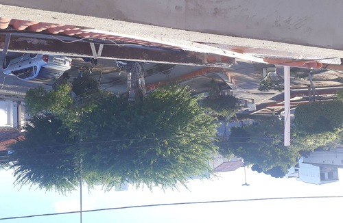 Itaberaba House | House facing a garden called: Praça das Formigas (Ants' Square) with a first floor.