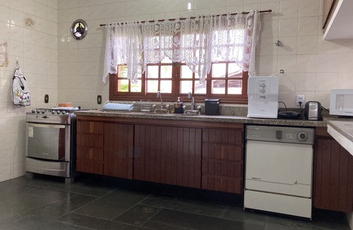 Cabreuva House | House in a gated community, with a wet bar, near São Paulo.