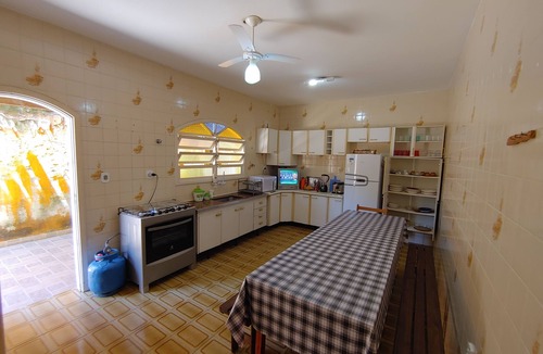 Jardim Britania House | House in Caraguá with pool and barbecue