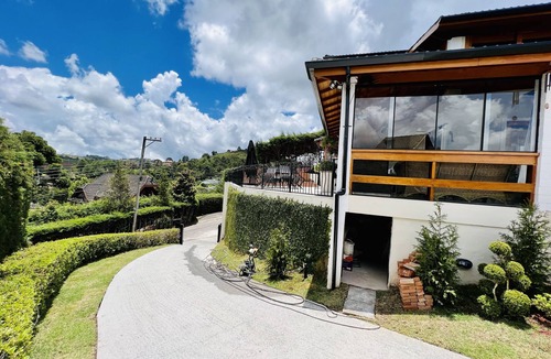 Campos do Jordao Cottage | House in Condominium with Heated Pool, Playground, Hydro, Jacuzzi and Beautiful View.