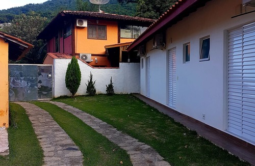 Feiticeira House | House in Ilhabela with a view of the greenery.