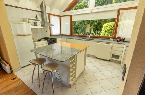 Angostura Ski Chalet | House next to Lake Nahuel Huapi: with stunning panoramic views & Outdoor Jacuzzi