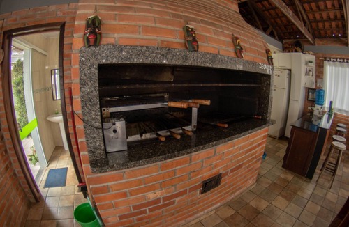 Nossa Senhora de Fatima House | House with 10 suites/air conditioning for groups, families, and excursions. Penha - Beto Carrero, sleeps 50.