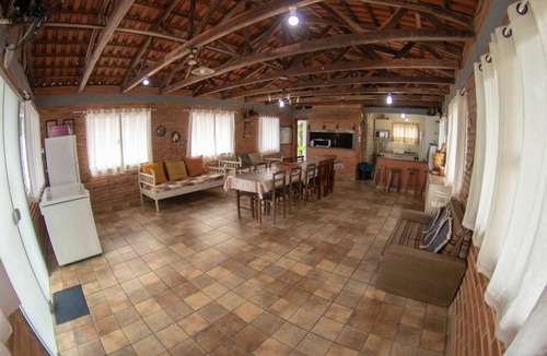 Nossa Senhora de Fatima House | House with 10 suites/air conditioning for groups, families, and excursions. Penha - Beto Carrero, sleeps 50.