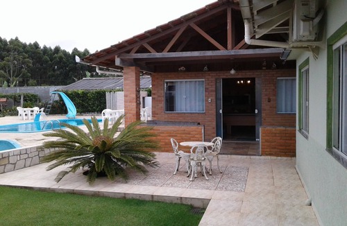 Nossa Senhora de Fatima House | House with 10 suites/air conditioning for groups, families, and excursions. Penha - Beto Carrero, sleeps 50.
