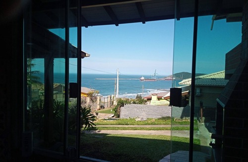 Vila Nova Alvorada House | House with a barbecue area and a view of the ocean.