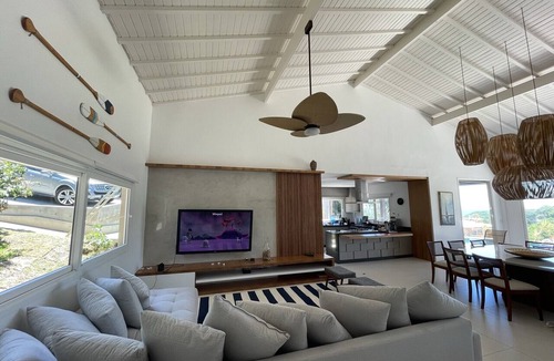 Joao Fernandes House | House with breathtaking views, a barbecue, and a pool, located 600 meters from João Fernandes Beach.
