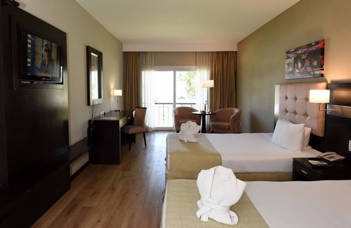 Tristan Suarez Hotel | Howard Johnson by Wyndham Ezeiza Convention Center