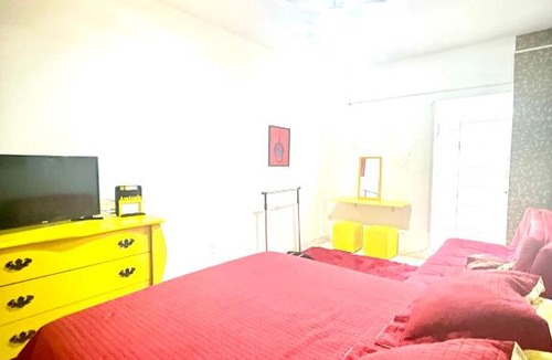 Jose Menino Apartment | Kitinete vermelho e amarelo frente praia