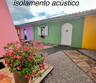 Nova Veneza House | La vita hospedaria studio amarelo