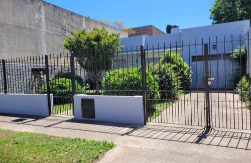 Lobos House | Las Violetas
