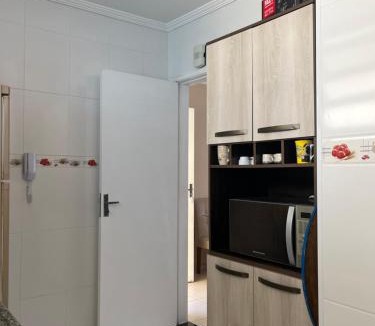 Jardim Tres Marias Apartment | Lindo apto 3 qtos, a 350 mtrs praia da enseada com serviço de praia e portaria 24 hrs próx casa grande hotel, hipermercados, farmácias bancos