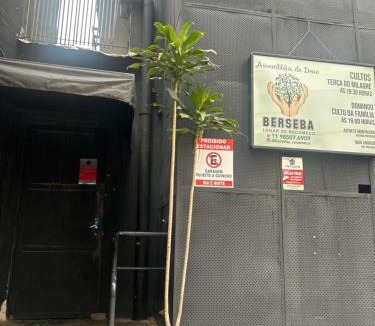 Casa Verde Apartment | Lindo quarto com uma cama super espaçosa, quarto com o banheiro de banho e o de uso pessoal separados