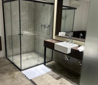 Casa Verde Apartment | Lindo quarto com uma cama super espaçosa, quarto com o banheiro de banho e o de uso pessoal separados