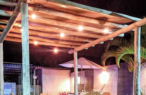 Coroa Vermelha House | Located 700 meters from the beach, it accommodates up to 15 people in beds and is pet-friendly.