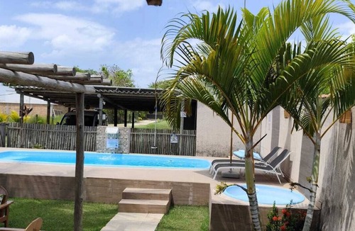 Coroa Vermelha House | Located 700 meters from the beach, it accommodates up to 15 people in beds and is pet-friendly.