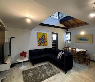 Carapicuiba Ski Chalet | Loft Aconchegante com Atmosfera Intimista em Meio à Natureza – Granja Viana