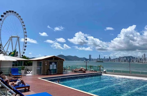 Pioneiros Apartment | Loft panoramic view of Roda Gigante, BC beach