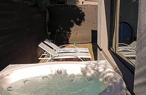 Mercedes Apartment | Luminous one-bedroom with outdoor Jacuzzi