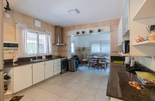 Ingeniero Maschwitz House | Lux Pileta & Cancha de tennis privada. Maschwtizn