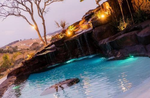 Carmo de Minas Ski Chalet | Luxury Chalet with Hot Tub & Fireplace
