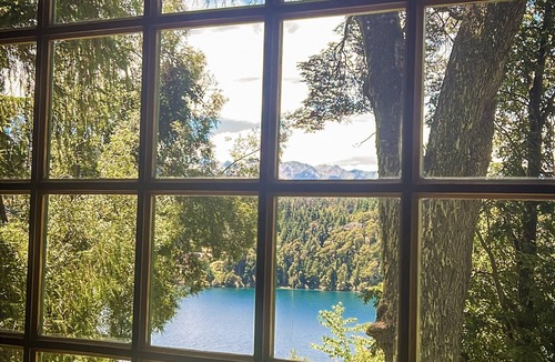 Colonia Suiza House | Magical 5 bedroom house over Moreno Lake.