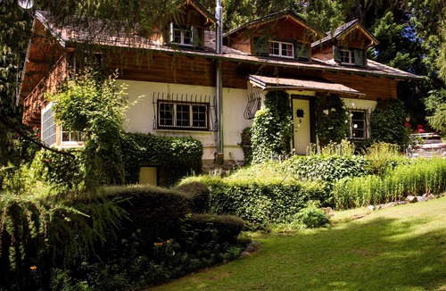 Colonia Suiza House | Magical 5 bedroom house over Moreno Lake.