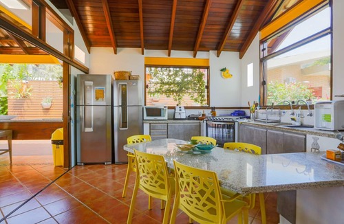 Toninhas House | Magnificent Casa Pé na Areia: Swimming Pool, AC Suites and Serv. Kitchen /Cleaning Included