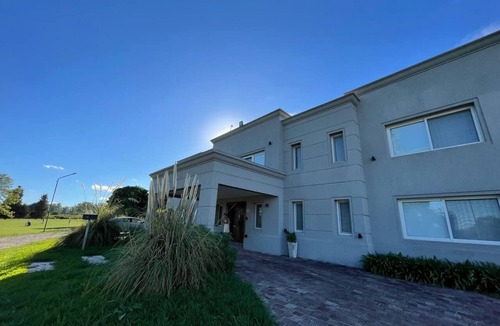 Gualeguaychu House | Mansión 5 Habitaciones en Suite en Country Golf