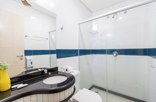 Eunapolis Hotel | Modern Double Room near Local Commerce | Onsite Private Parking & Free Breakfast