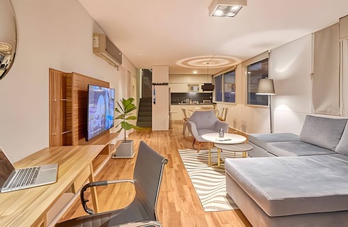 Nunez Apartment | Modern Penthouse Private Rooftop BBQ & City Views