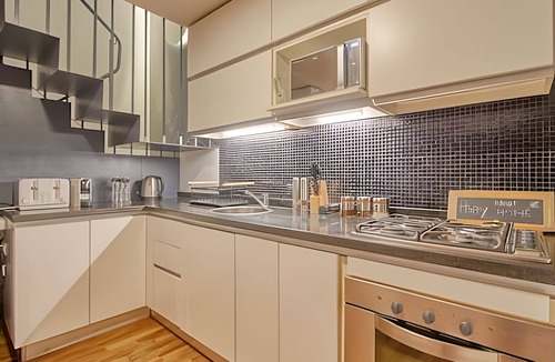 Nunez Apartment | Modern Penthouse Private Rooftop BBQ & City Views