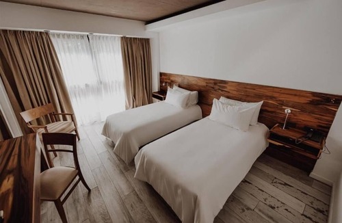 Rio Cuarto Hotel | Modern Rio Cuarto Retreat: Spa, Indoor Pool | 10 Min Drive to IAH Airport