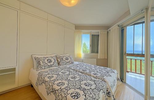 Tres Pinheiros Apartment | Natureza e vista incrível, a passos do L A G O N E G R O!