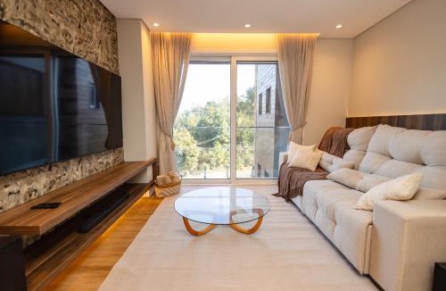 Tirol Apartment | NOVO! Wine & Cinema! 1D dos sonhos a 1,2km da R Coberta!