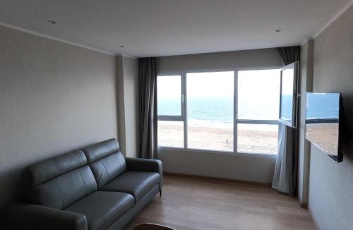 Necochea Apartment | ocean and park views