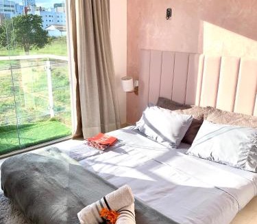 Candeias Apartment | Pôr do sol na sacada, lareira e cinema no Candeias