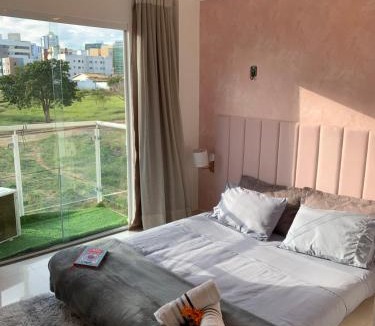 Candeias Apartment | Pôr do sol na sacada, lareira e cinema no Candeias