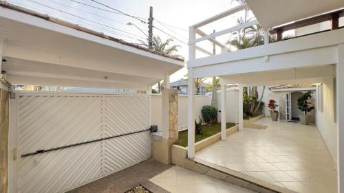 Peruibe House | Paraiso a Beira Mar - Sobrado com 6 Suites, Piscina, Ar Condicionado, Wi-Fi, Churrasqueira e Vista para as Montanhas